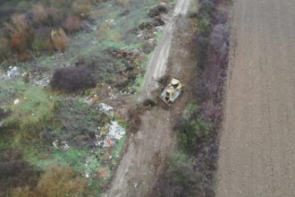 excavator confiscat in bihor dupa ce drona garzii de mediu l a prins ca ingropa deseuri ilegal 693d32bd18a6d