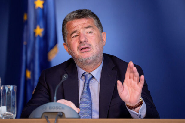 halucinant la cfr calatori mai multi angajati sunt obligati sa si intrerupa programul de lucru timp de patru ore iar apoi sa l reia 6941447e55bc5