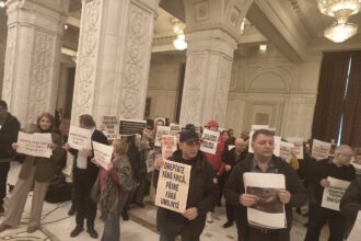 ilie bolojan huiduit la tot pasul premierul a fost primit in parlament cu huiduieli si proteste inaintea asumarii pe legea pensiilor 692ee2e3d5295