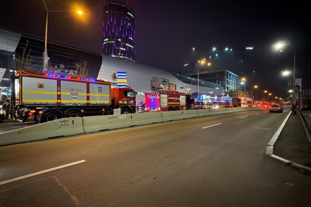 incendiu intr un centru comercial din sectorul 2 aproximativ 1 100 de persoane au fost evacuate 69308246d57b9