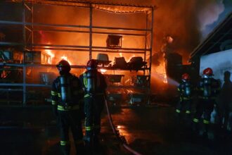 incendiu puternic la o hala industriala din salaj interventie de amploare cu 11 autospeciale 693bac773711e