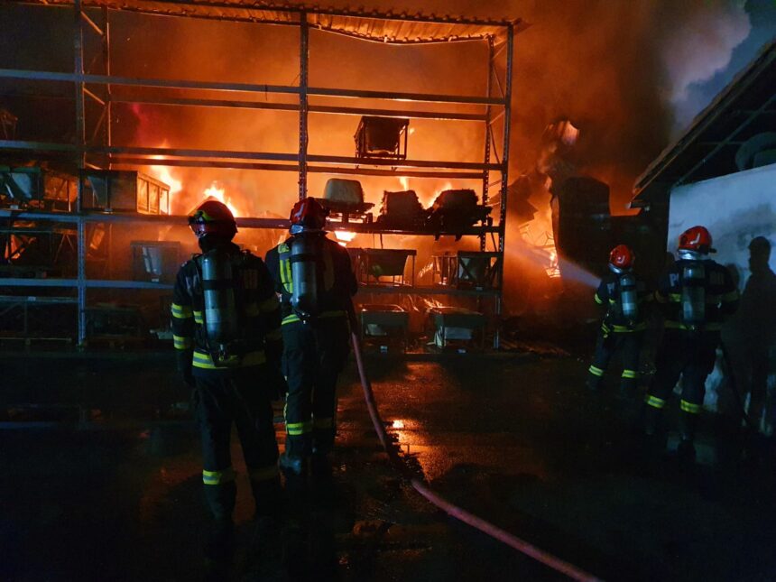 incendiu puternic la o hala industriala din salaj interventie de amploare cu 11 autospeciale 693bac773711e