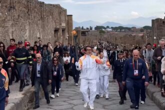 jackie chan a purtat flacara olimpica prin ruinele orasului pompeii 6949a7d8b7dda