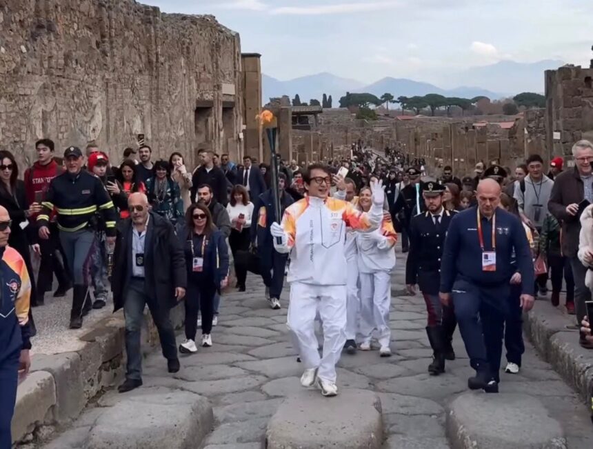 jackie chan a purtat flacara olimpica prin ruinele orasului pompeii 6949a7d8b7dda