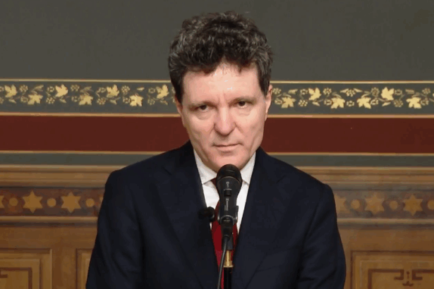 lui nicusor dan ii e rusine cu coalitia in lume este foarte greu sa explic unui strain ca avem 4 partide care formeaza o coalitie si se ataca intre ele 69417c9867188