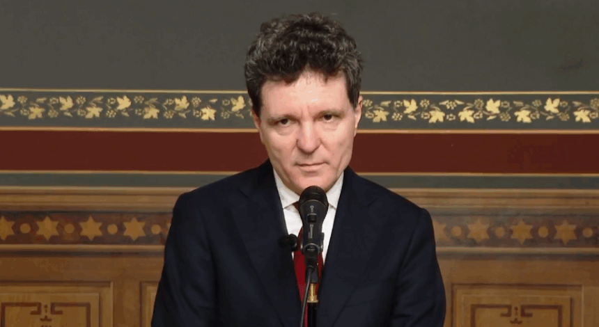 lui nicusor dan ii e rusine cu coalitia in lume este foarte greu sa explic unui strain ca avem 4 partide care formeaza o coalitie si se ataca intre ele 69417c9867188