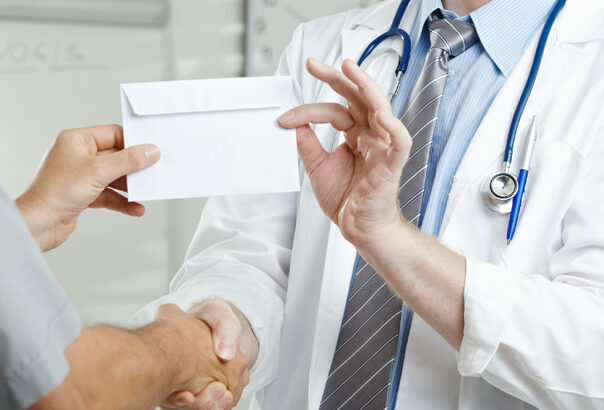 medic din buzau prins in flagrant cand lua mita pentru o operatie de sold 694514a8468f3