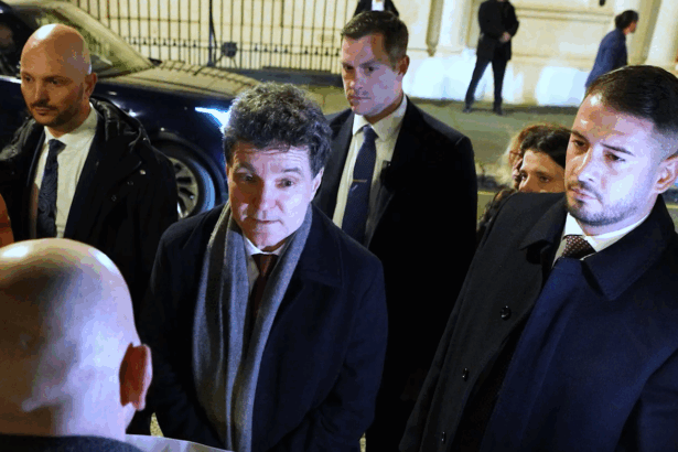 nicusor dan face promisiuni cu jumatate de gura romanilor din londra pe tema anularii alegerilor veti afla intr o luna doua 694264cddc30e