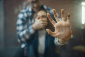 noul proiect de lege impotriva violentei domestice aduce schimbari ce pot salva viata victimelor modificarile pe masa camerei deputatilor 694a619a51e2d