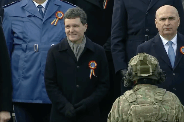 o noua gafa a lui nicusor dan prezent la parada de 1 decembrie presedintele a intins mana sa dea noroc in loc sa salute militar 692d86ba163c1