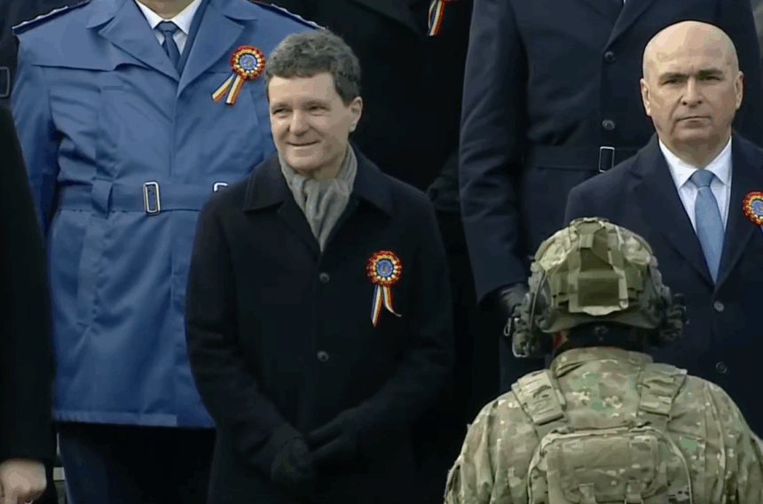 o noua gafa a lui nicusor dan prezent la parada de 1 decembrie presedintele a intins mana sa dea noroc in loc sa salute militar 692d86ba163c1