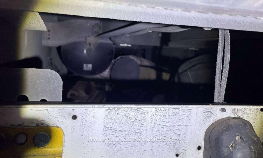 palestinian descoperit sub un camion care intra in romania pe la giurgiu 693beced391b0