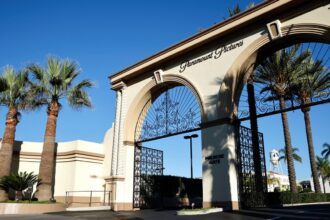 paramount launches 108 4bn hostile bid for warner bros discovery 693707c22caff