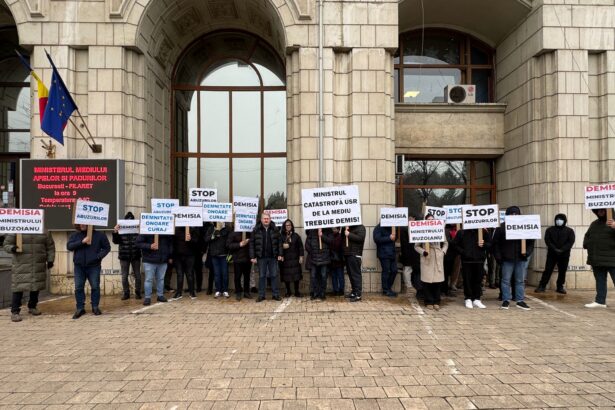 pusl continua protestele in fata ministerului mediului si cere raspundere politica in criza apei din prahova lipsa de reactie reprezinta un abuz in sine 6941640bcc8f9