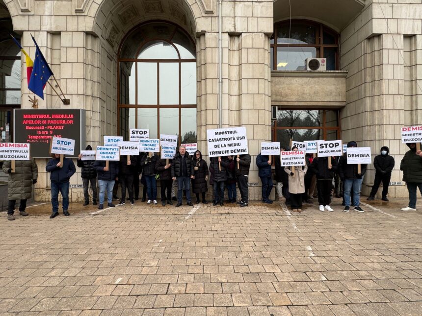 pusl continua protestele in fata ministerului mediului si cere raspundere politica in criza apei din prahova lipsa de reactie reprezinta un abuz in sine 6941640bcc8f9