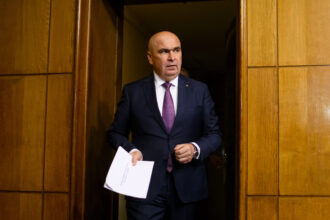 romanii traiesc pe datorie de la an la an guvernul imprumuta alte 10 miliarde de lei in avans pentru necesarul din 2026 693134fa6eb27