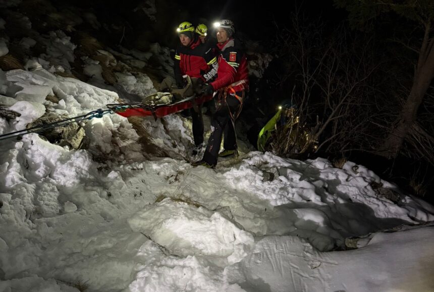 salvare dramatica in muntii fagaras 16 ore de interventie pentru un turist cazut pe muchia zanoaga 693eee4874c30