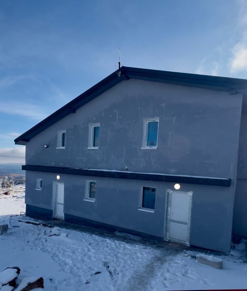 statia meteo vladeasa distrusa de un incendiu in urma cu cinci luni a fost reconstruita 6930a0c138780