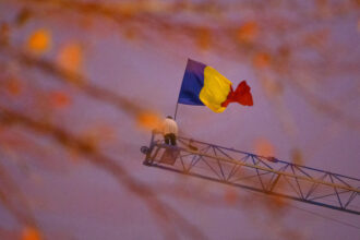 stegarul dac proaspat eliberat s a urcat pe o macara si striga turul doi inapoi mobilizare a echipelor de salvare 692db6321b875