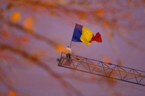 stegarul dac proaspat eliberat s a urcat pe o macara si striga turul doi inapoi mobilizare a echipelor de salvare 692db6321b875