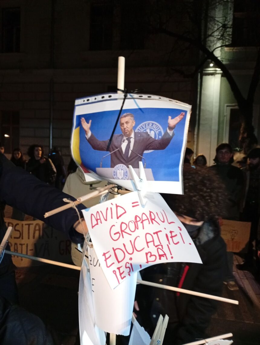 studentii de la universitatea babes bolyai i au facut colind ministrului daniel david si mai vrem inca ceva ca demisia sa ne o dea 694133a74cbc2