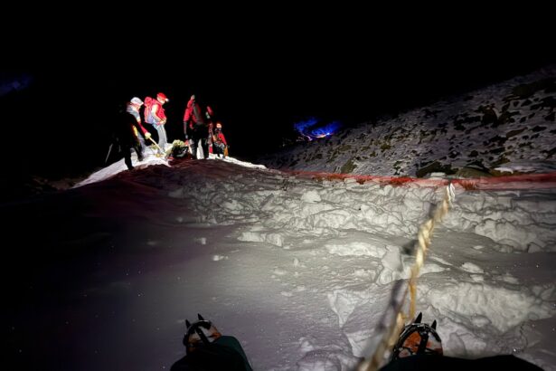 turist ranit grav dupa ce a cazut in muntii fagaras intre varful netedu si valea vaiuga 693d919404e88