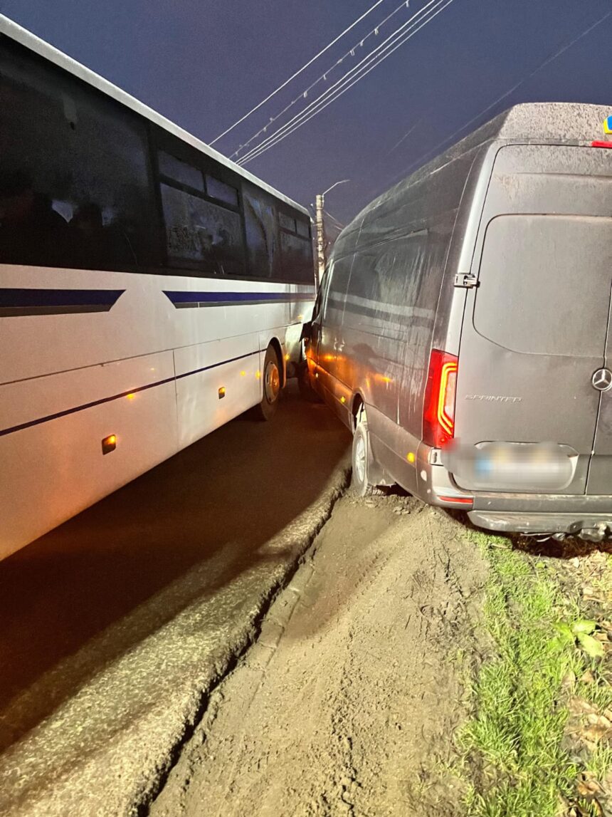 un autocar cu 40 de elevi implicat intr un accident pe un drum judetean din botosani 694397da536f5