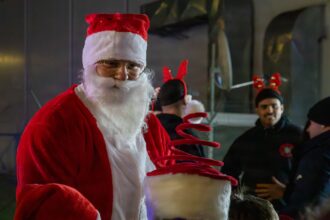 un soldat american a devenit mos craciun pentru copiii din mihail kogalniceanu 69380d5eeac52