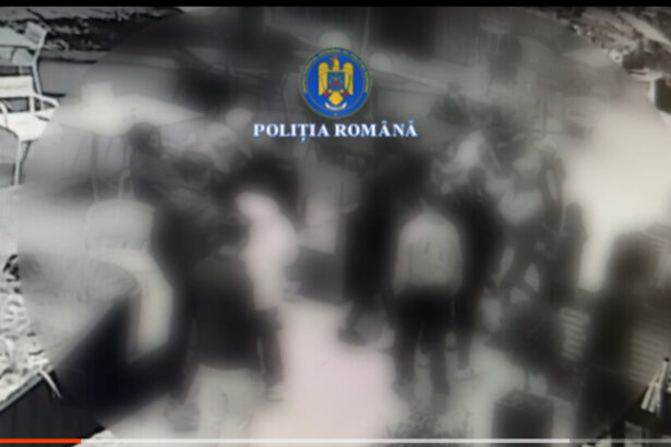 11 tineri au fost retinuti dupa ce s au luat la bataie in mall un baiat de 16 ani avea la el un cutit 696a09c71f5c1