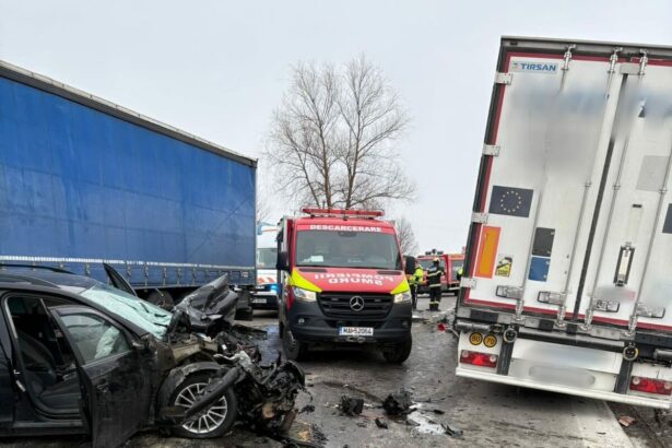 accident rutier in suceava o persoana a ramas incarcerata pompierii intervin la fata locului 6964ce4981e41