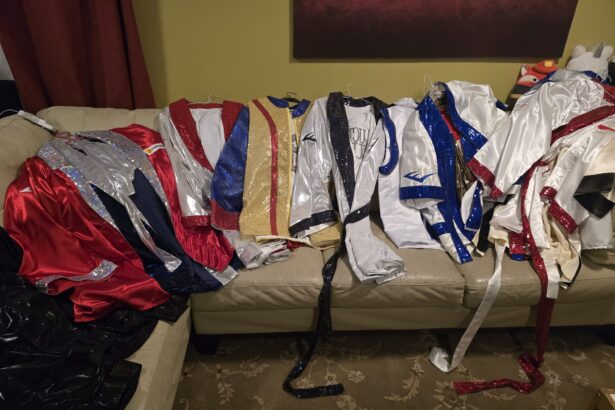 alb si negru acestea au fost culorile primului echipament folosit de lucian bute la profesionism in aceste culori am debutat 696273e72e7c1