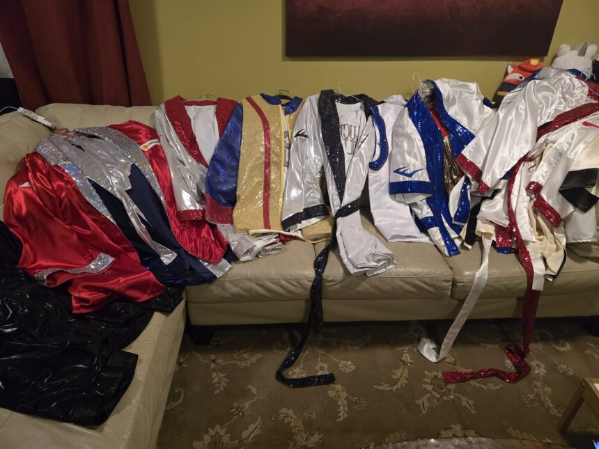 alb si negru acestea au fost culorile primului echipament folosit de lucian bute la profesionism in aceste culori am debutat 696273e72e7c1