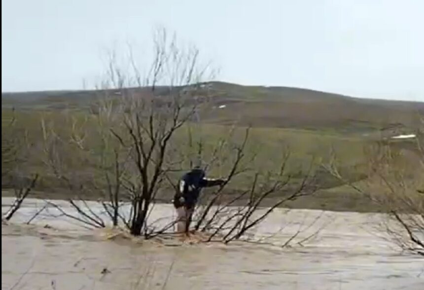 dolj barbat care traversa un rau surprins de cresterea brusca a nivelului apei 6978b9bc7af48