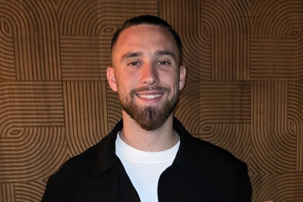 fcsb l a prezentat oficial pe mijlocasul ofri arad noul transfer al campioanei romaniei 696f516c90e5b