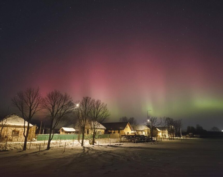 fenomen astronomic exceptional aurora boreala a fost vizibila in romania cauzat de cea mai puternica furtuna solara din ultimii 20 de ani 696f446595577