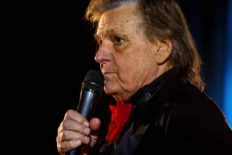 florin piersic implineste 90 de ani gala aniversara emotionanta la tnb in aplauzele unei sali pline 697883cf498b5