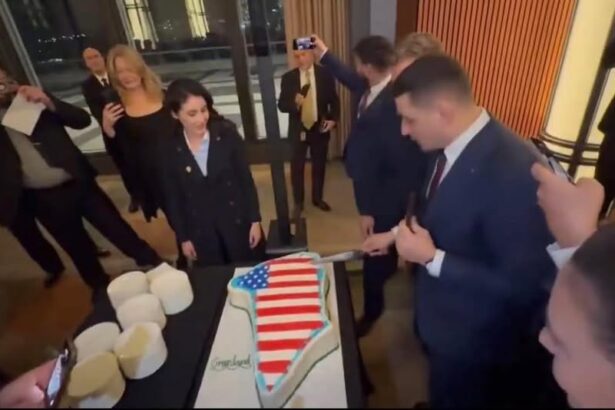 george simion in sua liderul aur a taiat un tort in forma groenlandei decorat cu steagul american 6971129113240