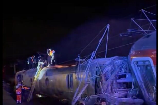 inca un roman in trenul implicat in accidentul din spania 696e3bd1b4dd2