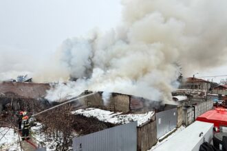 incendiu la case si anexe in bucuresti populatia a fost evacuata 6974bb130e458