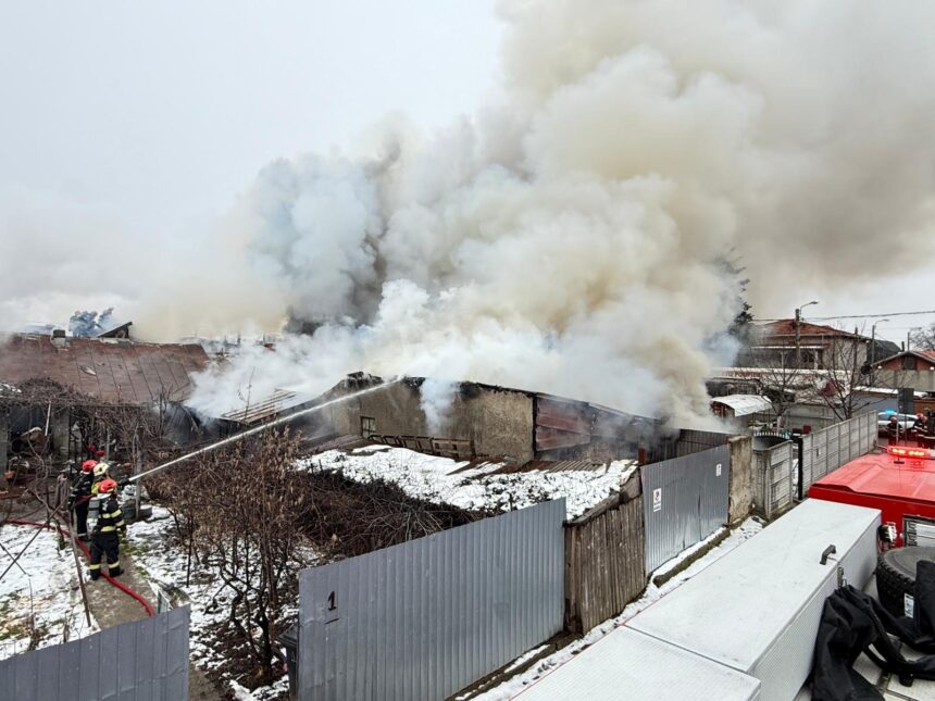 incendiu la case si anexe in bucuresti populatia a fost evacuata 6974bb130e458