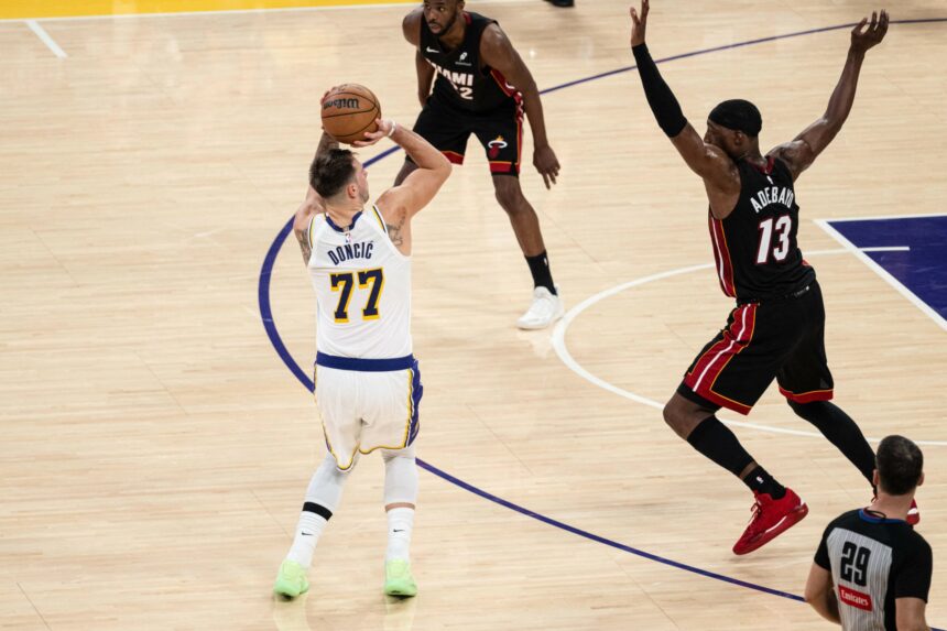 luka doncic stabileste recorduri pentru los angeles lakers in victoria cu chicago bulls in nba 697853686782c