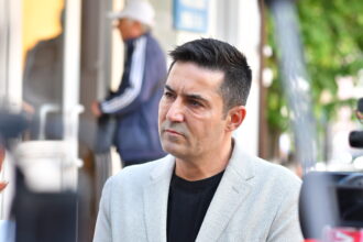 manda bolojan canta de multe ori dar nu canta din acelasi playlist poate vine momentul sa schimbam lautarul 696d2897e7dac