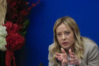 meloni a survolat cu elicopterul zona calamitata din sicilia ea este asteptata de localnicii furiosi 6979e4a046e70