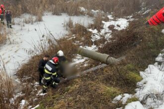 misiune de salvare a unui barbat cazut intr un lac inghetat din turda un pompier s a aruncat in apa 697cb7ad32584