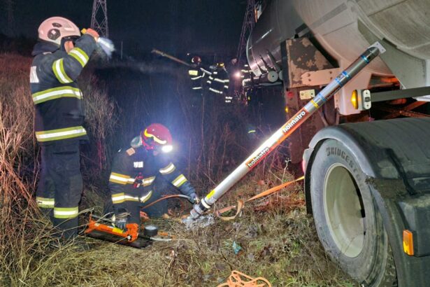 o cisterna cu 10 tone de benzina si 24 de motorina a derapat 6960089ab02f9