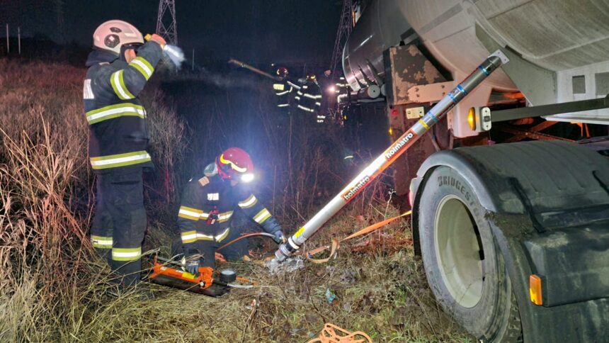 o cisterna cu 10 tone de benzina si 24 de motorina a derapat 6960089ab02f9