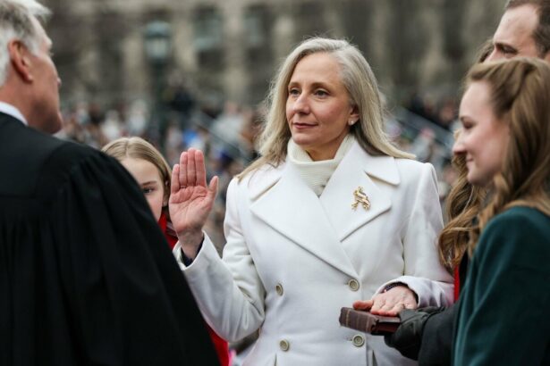 o femeie guvernator rupe protocolul istoric al investirii 696c33b08e2d4