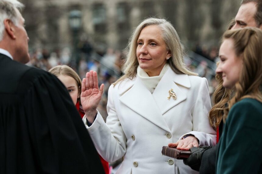 o femeie guvernator rupe protocolul istoric al investirii 696c33b08e2d4