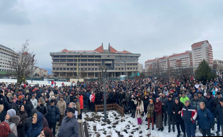 peste 2 000 de persoane au protestat la miercurea ciuc fata de majorarea taxelor si impozitelor 697e2c429985c