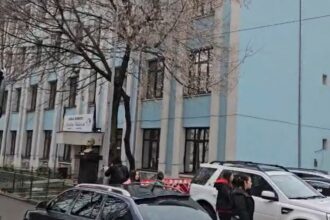 peste 200 de elevi si profesori evacuati dintr un liceu din slatina din cauza mirosului de gaz 69737b410aa42